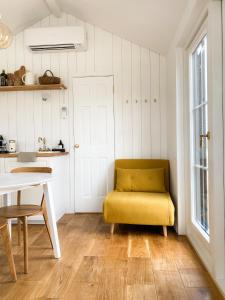 einen gelben Stuhl in einer Küche mit einem Tisch in der Unterkunft Ragnar Glamp Milzkalne Lux in Rauda