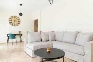 sala de estar con sofá blanco y mesa en Dream Casa by the Sea, en La Canea