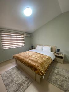 En eller flere senger på et rom på Cozy GuestHome Korce