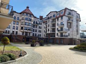 un grupo de edificios altos en un patio en Apartament z widokiem na morze, en Krynica Morska
