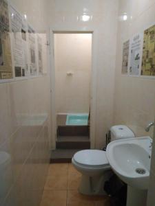 ein Bad mit einem WC, einem Waschbecken und einer Dusche in der Unterkunft У Поттера in Ternopil