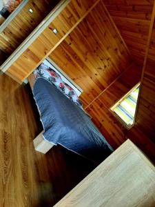 מיטה או מיטות בחדר ב-Domek Chańcza
