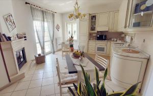 Kuchyň nebo kuchyňský kout v ubytování B&B Maison Blanche