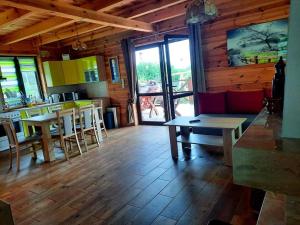 a living room with a table and chairs in a cabin at Pod Jastrzębiem Chańcza in Chańcza