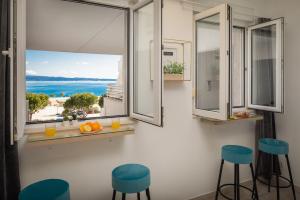 a room with three stools and a window with a view at Spalato Imperium II in Split
