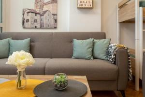 a living room with a couch and a table at Spalato Imperium II in Split