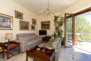 a living room with a couch and a tv at Appartamento Turati 74 in Turin