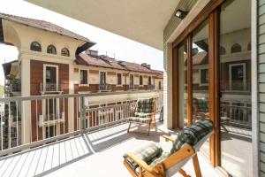einen Balkon mit Blick auf einige Gebäude in der Unterkunft Appartamento Turati 74 in Turin