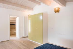 a room with a green cabinet and a blue rug at Villa Tramonto - Camerano, meravigliosa villa con giardino panoramico in Camerano