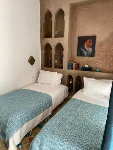 una camera da letto con due letti e un camino di Riad Magellan Yoga and Spa a Marrakech Altre 37 foto