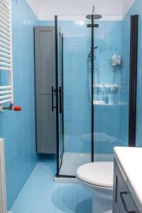 La salle de bains bleue est pourvue d'une douche et de toilettes. dans l'établissement S255 - Sirolo, nuovo trilocale a due passi dal centro, à Sirolo
