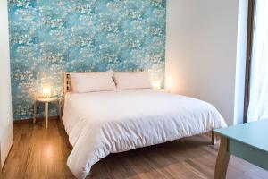 - une chambre avec un lit orné d'une grande peinture murale dans l'établissement S255 - Sirolo, nuovo trilocale a due passi dal centro, à Sirolo