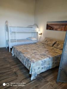 1 dormitorio con 2 literas y suelo de madera en Monolocale Belvedere su Porto Rotondo, en Cugnana