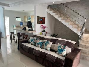 Χώρος καθιστικού στο Diamantes House praia de Taperapuan Porto Seguro