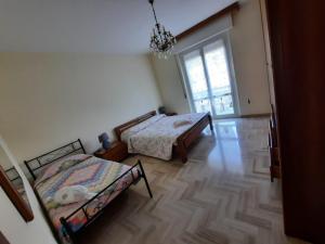 1 dormitorio con 2 camas y ventana grande en A ca' da Luisa, en Casarza Ligure