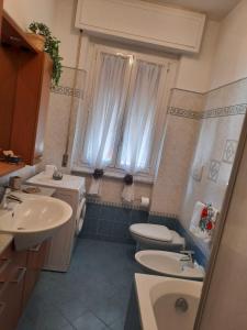 baño con 2 lavabos, aseo y ventana en A ca' da Luisa, en Casarza Ligure