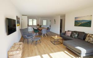 ein Wohnzimmer mit einem Sofa und einem Tisch in der Unterkunft Schultiskopf - Stubenhof, Black Forest in Simonswald