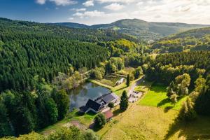 una vista aerea di una casa in mezzo a un lago di Waldschlösschen Brotterode a Brotterode