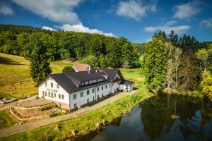 - une vue aérienne sur une maison à côté d'une rivière dans l'établissement Waldschlösschen Brotterode, à Brotterode