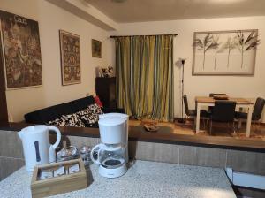 ein Wohnzimmer mit einem Sofa und einem Tisch in der Unterkunft Precioso apartamento con aparcamiento gratuito in Purchil