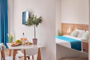 ブドヴァにあるGarni Hotel Larimarのベッドとテーブル(食べ物付)が備わるホテルルームです。