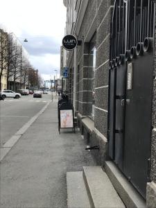 タンペレにあるAleksi Apartmentの通りの建物脇の看板