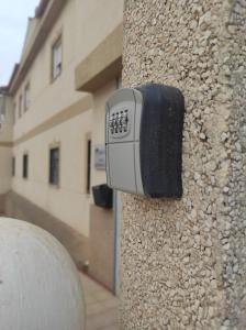 a security camera on the side of a building at Precioso apartamento con aparcamiento gratuito in Purchil