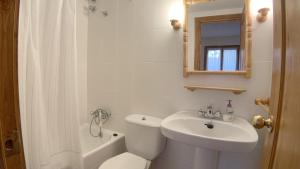 Koupelna v ubytování C12 - Apartamento Casa Llorgodo 3 - Villmor