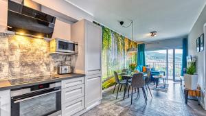 Kuchyňa alebo kuchynka v ubytovaní Apartament IZER ZONE 21 z Sauną ogólnodostępną - 5D Apartamenty
