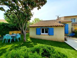 un patio con una mesa y sillas y una casa en Villa du soleil, piscine, à 10 mins de Montpellier, en Vendargues