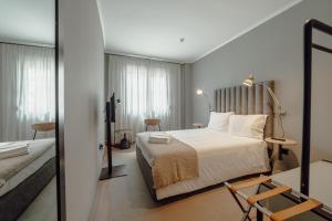 a hotel room with a bed and a window at River Eyes Suites in Vila Nova de Gaia