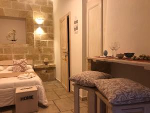 um quarto com duas camas, uma mesa e um espelho em Casetta dello Scrittore em Ostuni