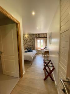 Rúm í herbergi á Domaine de Kerdavid - Chambres d'hôtes à Remungol