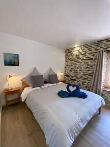 Rúm í herbergi á Domaine de Kerdavid - Chambres d'hôtes à Remungol