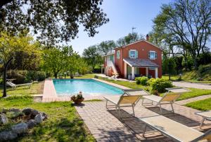 una casa con piscina en el patio en Villa LeMarche b&b, en Rustico