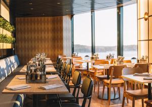 een eetkamer met tafels, stoelen en ramen bij Viking Line ferry Viking Glory - Mini-cruise from Stockholm in Stockholm