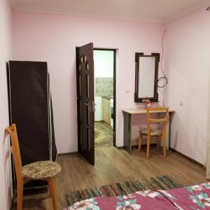 Cette chambre comprend un bureau, un miroir et une porte. dans l'établissement Maria, à Erevan