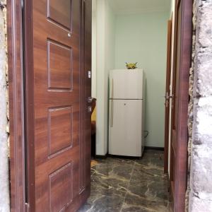 - une porte menant à une chambre avec un réfrigérateur dans l'établissement Maria, à Erevan
