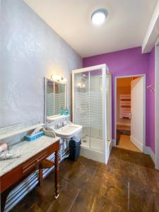 a bathroom with a sink and a shower at Nogapatio - Maison d'Hôtes - BnB in Nogaro
