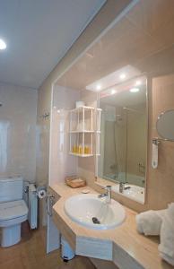 Bilik mandi di Hotel Sa Volta