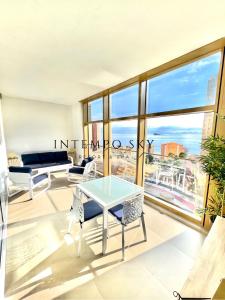 een woonkamer met uitzicht op de stad bij INTEMPO SKY Resort & Spa in Benidorm
