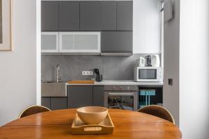 eine Küche mit einem Holztisch mit einer Schüssel darauf in der Unterkunft Veeve - Almond Blossom in Paris + 6 Fotos