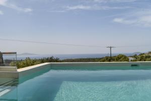 Bazén v ubytovaní Vrachos Luxury Home 2 alebo v jeho blízkosti