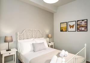 biała sypialnia z białym łóżkiem i dwoma stołami w obiekcie Cozy Apartment Evdoxia (2), on foot to the beach w Chanii