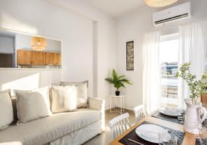 uma sala de estar com um sofá e uma mesa em Cozy Apartment Evdoxia (2), on foot to the beach em Chania Town