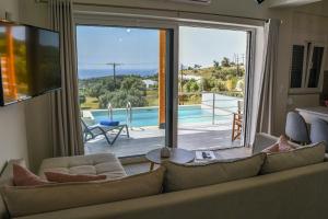 Bazén v ubytovaní Vrachos Luxury Home 2 alebo v jeho blízkosti + 21 fotografií