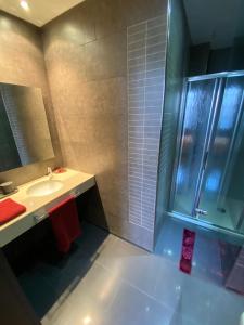 y baño con lavabo y ducha. en ca n'Arago, edificio modernista del arquitecto Rafael Maso, en Santa Coloma de Farners