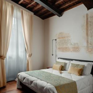 Un dormitorio con una gran cama blanca y una ventana. en Relais Giulia, en Roma 37 fotos más