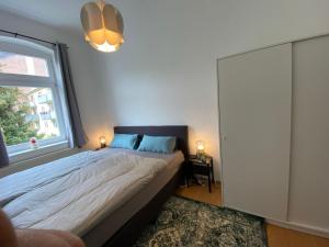 um quarto com uma cama grande e uma janela em Cil Apt.- Gemütliche Wohnung am Philosophenweg mit Netflix in zentraler & ruhiger Lage em Kassel