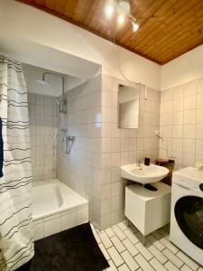 a bathroom with a tub and a sink and a shower at Cil Apt.- Gemütliche Wohnung am Philosophenweg mit Netflix in zentraler & ruhiger Lage in Kassel